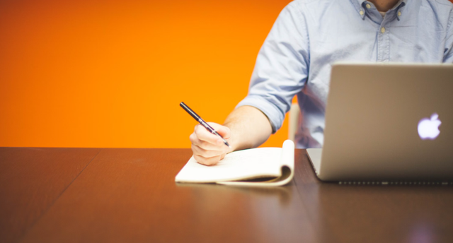Ilustrasi pekerja yang menjalani pekerjaan sampingan. Foto : Pexels/Startup stock photo