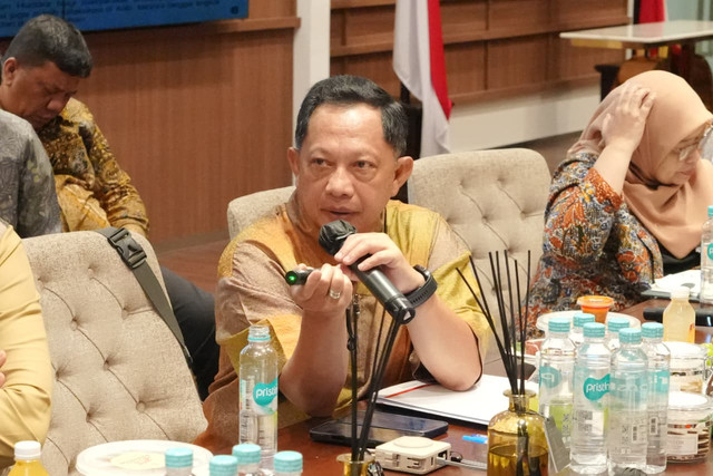 Mendagri Tito Karnavian dan Menteri PKP Maruarar Sirait bahas rencana rekonstruksi rumah warga terdampak gempa di NTT bersama para pengembang dalam rapat di Jakarta, Kamis (20/8/2026). Foto: Kemendagri RI