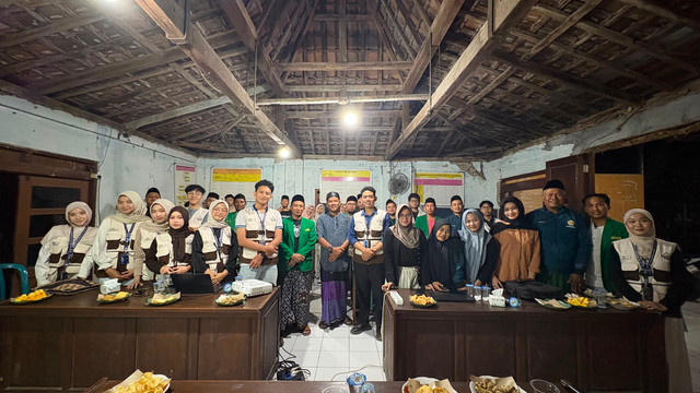 Mahasiswa KKN MIT-22 Posko 82 UIN Walisongo Semarang bersama pemuda dan masyarakat Desa Tangkis berfoto bersama usai mengikuti pelatihan pembuatan website di Balai Desa Tangkis, Demak, Rabu (5/8/2026). Foto: KKN MIT-22 Posko 82 UIN Walisongo Semarang.