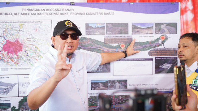 Wakil Ketua Komisi VI DPR RI Fraksi Gerindra Andre Rosiade meninjau kawasan terdampak bersama Kepala BWS Sumatera V Padang Reski Wahyudi, Kepala BPJN Sumbar Elsa Putra Friandi dan Kepala Balai Cipta Karya Sumbar Maria Doeini Isa, Jumat (21/8/2026). Foto: Dok. Istimewa