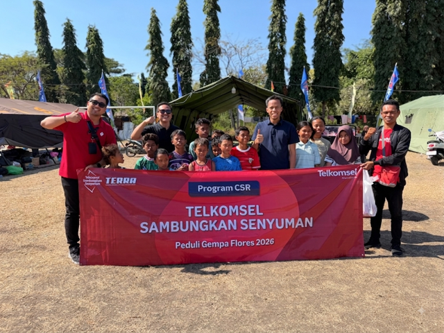 Bantuan kemanusiaan Telkomsel untuk korban gempa NTT. Foto: Telkomsel.