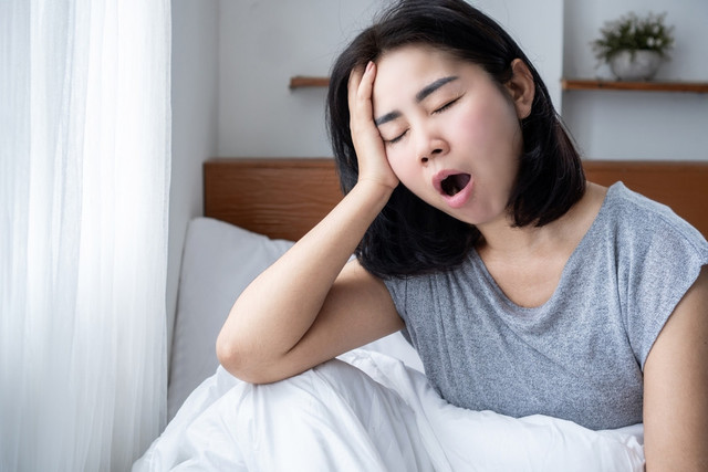 ilustrasi mengantuk dan merasa lemas setelah bangun tidur. Foto: Shutterstock.