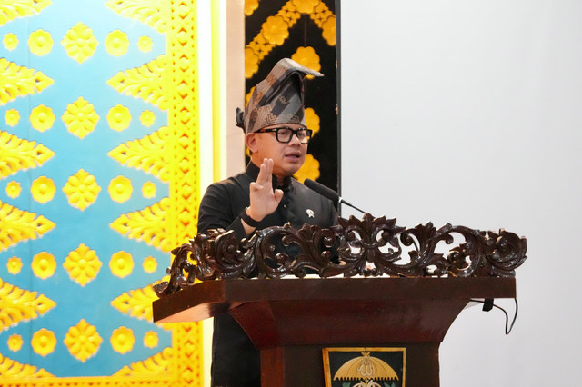 Wamendagri Bima Arya dorong kepala daerah ubah paradigma pembangunan yang seimbangkan pertumbuhan ekonomi dan keadilan ekologis saat hadiri Pekan Rakyat Lingkungan Hidup di Pekanbaru, Jumat (21/8/2026). Foto: Kemendagri RI