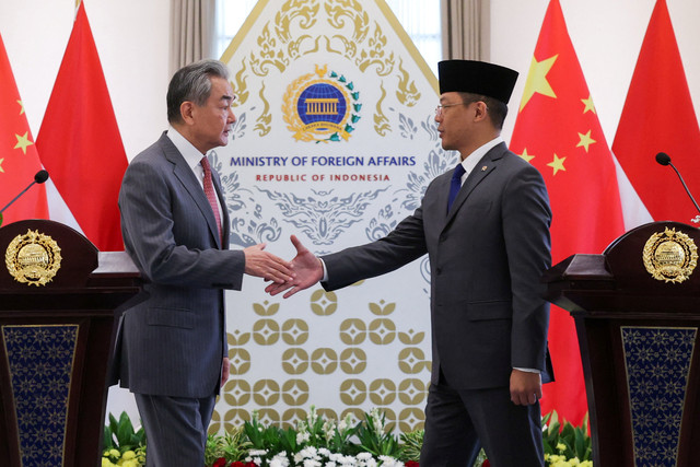 Menteri Luar Negeri Sugiono berjabat tangan dengan Menteri Luar Negeri China Wang Yi usai memberikan keterangan pers bersama di Kementerian Luar Negeri di Jakarta, Jumat (21/8/2026). Foto: Edgar Su/REUTERS