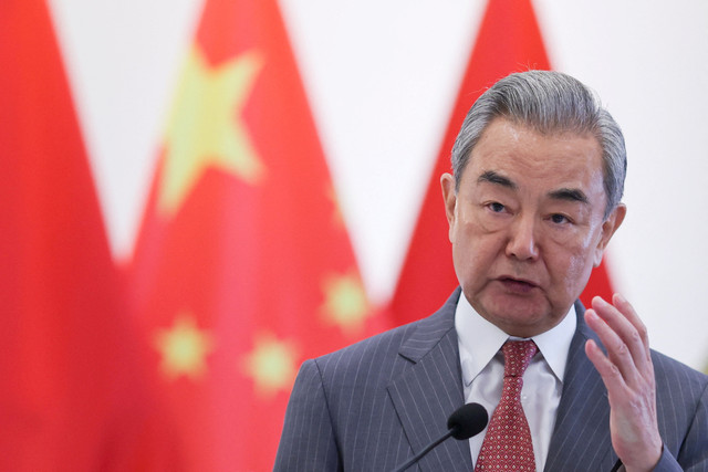 Menteri Luar Negeri China Wang Yi memberikan keterangan pers bersama usai pertemuandengan Menteri Luar Negeri Sugiono di Kementerian Luar Negeri di Jakarta, Jumat (21/8/2026). Foto: Edgar Su/REUTERS