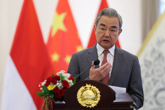 Menteri Luar Negeri China Wang Yi memberikan keterangan pers bersama usai pertemuandengan Menteri Luar Negeri Sugiono di Kementerian Luar Negeri di Jakarta, Jumat (21/8/2026). Foto: Edgar Su/REUTERS