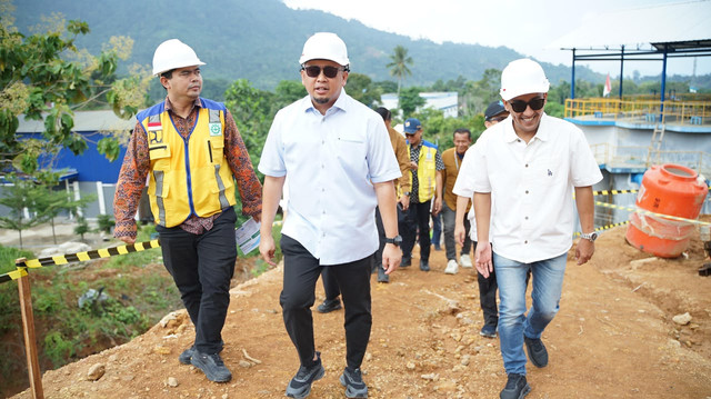 Wakil Ketua Komisi VI Andre Rosiade meninjau lokasi rencana pembangunan Sistem Penyediaan Air Minum (SPAM) Palukahan di Air Dingin, Koto Tangah, Kota Padang, Jumat (21/8/2026). Foto: Dok. Istimewa