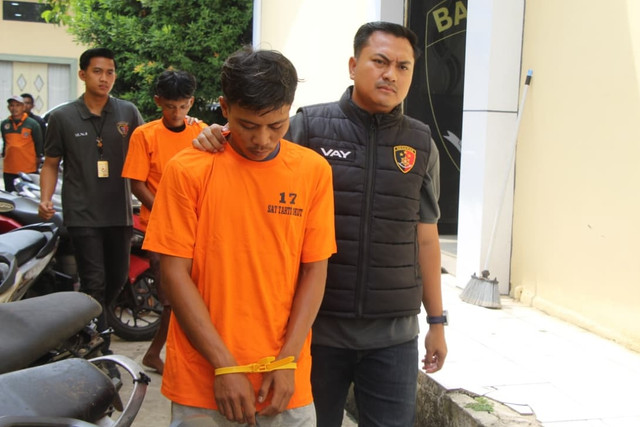 Polisi menunjukkan tersangka dan barang bukti pembakaran hutan dan lahan (Karhutla) di Sumsel, Jumat (21/8/2026). Foto: Polda Sumsel