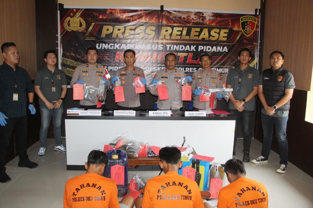 Polisi menunjukkan tersangka dan barang bukti pembakaran hutan dan lahan (Karhutla) di Sumsel, Jumat (21/8/2026). Foto: Polda Sumsel