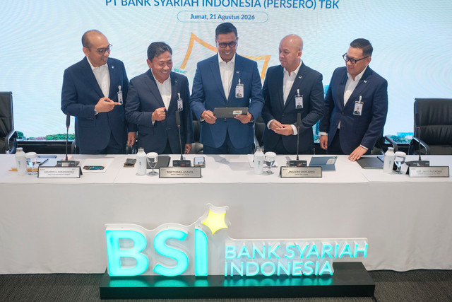 Direktur Utama Bank Syariah Indonesia (BSI) Anggoro Eko Cahyo bersama jajaran direksi berfoto sebelum memaparkan kinerja BSI pada triwulan II tahun 2026 di Kantor Pusat BSI, Jakarta, Jumat (21/8/2026). Foto: Akbar Mubarak/kumparan