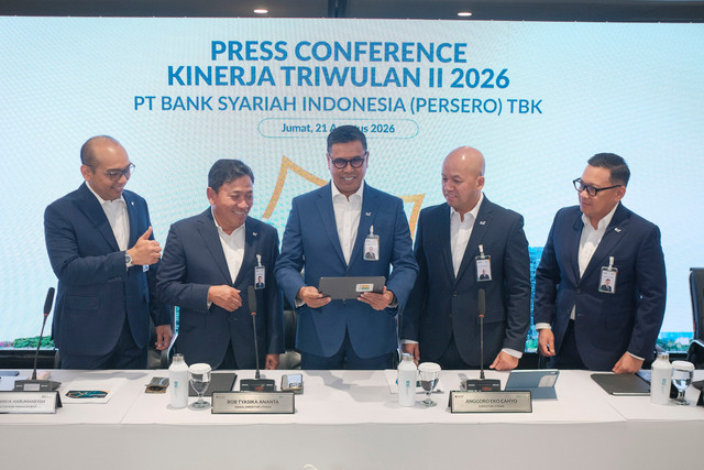 Direktur Utama Bank Syariah Indonesia (BSI) Anggoro Eko Cahyo bersama jajaran direksi berfoto sebelum memaparkan kinerja BSI pada triwulan II tahun 2026 di Kantor Pusat BSI, Jakarta, Jumat (21/8/2026). Foto: Akbar Mubarak/kumparan