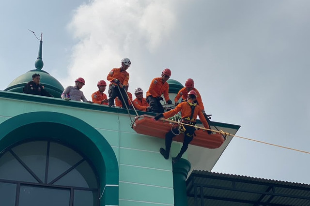 Tim SAR mengevakuasi seorang mahasiswi yang mengalami kecelakan saat mendemonstrasikan flying fox di depan mahasiswa baru UIN SAIZU Purwokerto, Jumat (21/8/2026). Foto: Dok. Istimewa