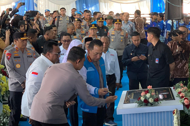 Kapolri Jenderal Listyo Sigit Prabowo meresmikan Gedung KSPSI AGN Jawa Timur di Jalan Raya Lontar Candi Lempung, Manukan Kulon, Kecamatan Sambikerep, Surabaya, Jumat (21/8/2026). Foto: Farusma Okta Verdian/kumparan