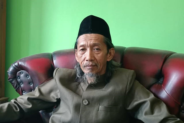 KH Uye Waryo, tokoh NU yang rumahnya mengalami penyerangan dan perusakan oleh warga saat ditemui di kediamannya di Kampung Arcamanik, Desa Mekarmanik, Kecamatan Cimenyan, Kabupaten Bandung, Jumat (21/8/2026). Foto: Abisatya Ramdhani/kumparan