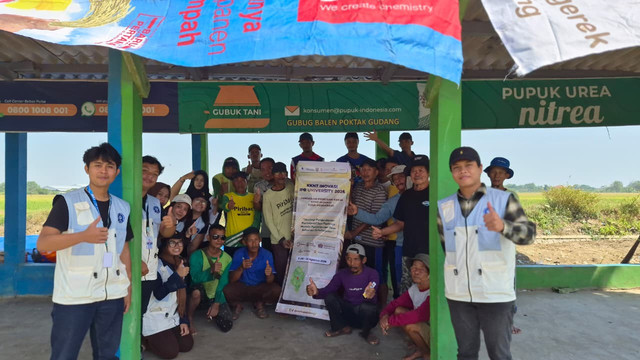 Mahasiswa KKNT Inovasi IPB University Kelompok Jombang 04 bersama Petugas Penyuluh Lapangan dan kelompok tani Desa Pojokrejo usai demonstrasi pembuatan pestisida nabati. (Dokumentasi Pribadi)