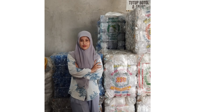 Desty Eka Sari Putri, penggerak Bank Sampah Digital yang memberdayakan masyarakat melalui pengelolaan sampah berbasis komunitas. Foto: Astra.
