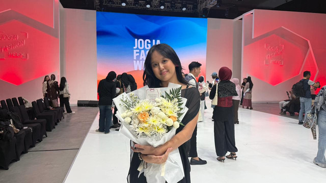 Lintang Almeira Pambudi, desainer berusia 15 tahun yang membawa brand fesyennya: L&TG, ke runway JogFW 2026, Kamis (13/8), di Jogja Expo Center (JEC), Yogyakarta. Foto: Pandangan Jogja.