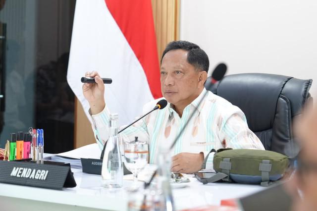 Mendagri Tito Karnavian selaku Kasatgas PRR pimpin rapat evaluasi percepatan rehabilitasi dan rekonstruksi pascabenaca Sumatera di Jakarta, Jumat (21/8/2026). Foto: Kemendagri RI
