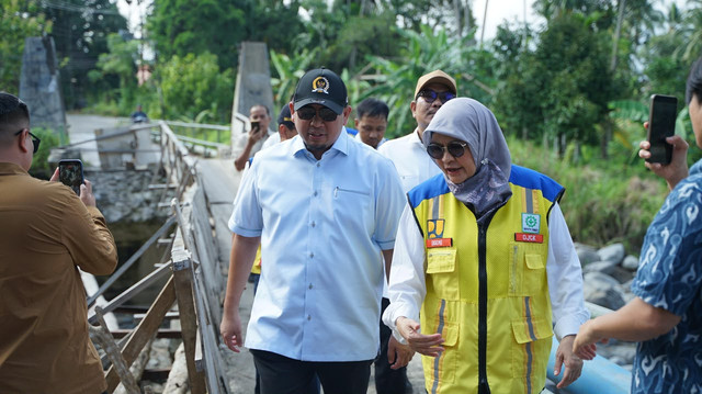 Wakil Ketua Komisi VI Andre Rosiade meninjau lokasi jembatan Kalawi, Limau Manih, Kecamatan Pauh, Kota Padang, Jumat (21/8/2026). Foto: Dok. Istimewa