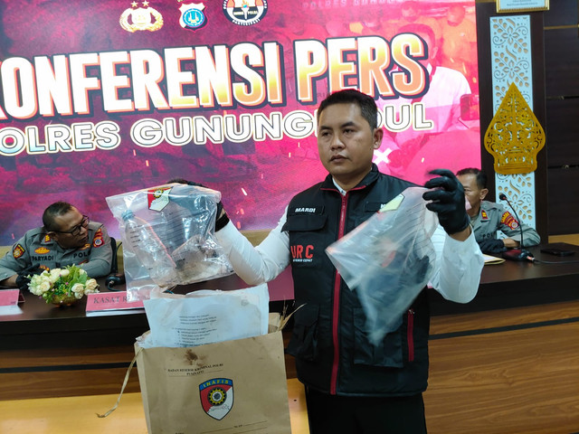 Polres Gunungkidul mengungkap kasus pembakaran Madrasah Ibtidaiyah (MI) YAPPI Natah di Jalan Ngawen-Nglipar, Kapanewon Nglipar, yang dilakukan oleh dua bocah perempuan kakak beradik, Jumat (21/8/2026). Foto: Arfiansyah Panji Purnandaru/kumparan