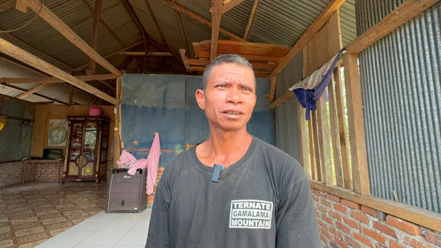 Jafar, pemilik rumah yang terdampak gempa di Manggarai Barat, Nusa Tenggara Timur, Jumat (21/8). Foto: Rayyan Farhansyah/kumparan