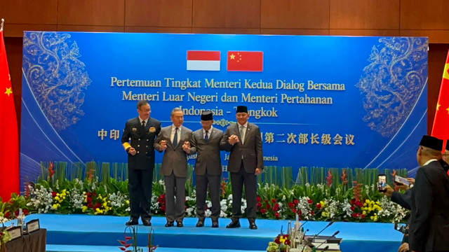 Menlu RI Sugiono, Menhan RI Sjafrie Samsoedin, Menlu China Wang Yi, dan Menhan China Laksamana Dong Jun tiba di Ruang Nusantara, Kemlu RI, Jakarta, untuk menghadiri Pertemuan ke-2 Mekanisme Dialog 2+2 RI-China, Jumat (21/8/2026). Foto: Firda Brillianti/kumparan