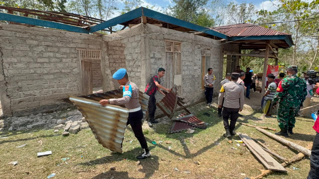 Polres Manggarai Barat berikan bantuan rumah rusak akibat gempa di desa Mancang Tanggar, dusun Lemes, Kecamatan Komodo Manggarai Barat pada Jumat (21/8/2026). Foto: Rayyan Farhansyah/kumparan