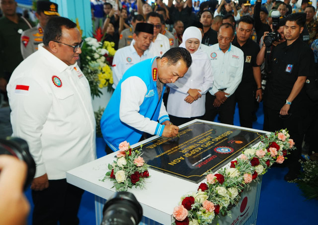Kapolri Jenderal Listyo Sigit Prabowo meresmikan Gedung KSPSI AGN Jawa Timur di Jalan Raya Lontar Candi Lempung, Manukan Kulon, Kecamatan Sambikerep, Surabaya, Jumat (21/8/2026). Foto: Polri