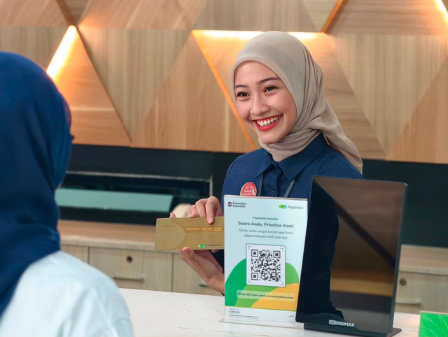 Ilustrasi petugas Pegadaian saat melayani nasabah. Foto: Dok. Pegadaian