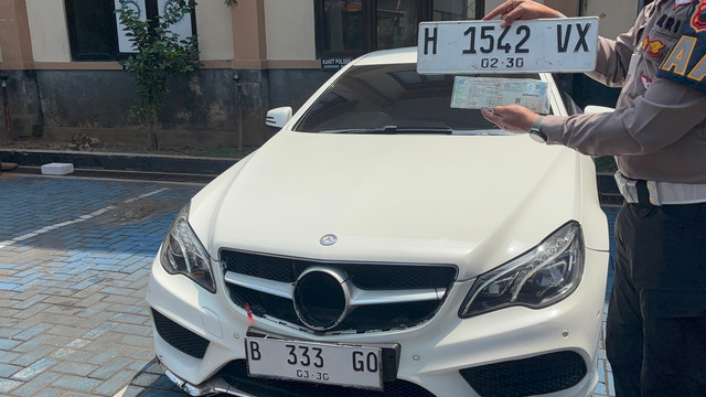 Polisi mengamankan mobil Mercedes Benz E Class Coupe yang melawan arah hingga pakai pelat nomor palsu bertuliskan B 333 GO. Foto: Intan Alliva/kumparan