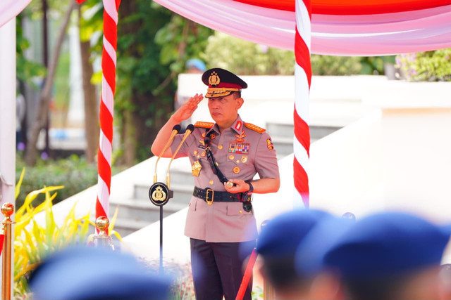 Kapolri Jenderal Listyo Sigit Prabowo pimpin upacara Hari Juang Polri 2026 di Monumen Polisi Istimewa, Surabaya, Jawa Timur, Jumat (21/8/2026), untuk kobarkan semangat pengabdian bagi kemajuan bangsa. Foto: Dok. Polri