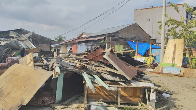 Kondisi rumah warga akibat hujan badai yang melanda wilayah Kota Medan, Jumat (21/8). Foto: Amar Marpaung/kumparan
