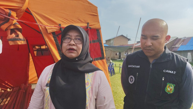 Kepala BPBD Kota Medan, Yunita Sari (kiri) dan Camat Medan Johor, Bachtiar ditemui di lokasi bencana hujan badai, Medan, Jumat (21/8). Foto: Amar Marpaung/kumparan