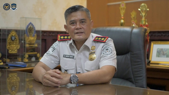 Kepala Kantor Imigrasi Kelas I TPI Denpasar, R. Haryo Sakti, ketika memberikan keterangan di ruangannya. Foto: Dok: Humas Kantor Imigrasi Denpasar.