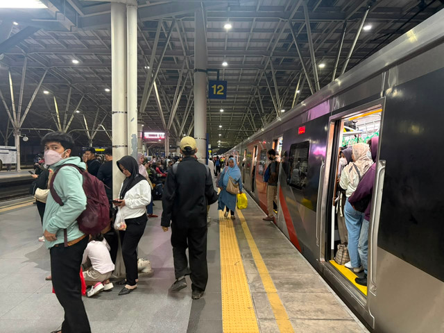 Kondisi peron 11-12 Red Line arah Bogor di Stasiun Manggarai terpantau kembali normal pascaberhenti beroperasi sementara akibat tawuran yang terjadi di daerah Manggarai, Jumat (21/8). Foto: Joakhim Tharob/kumparan