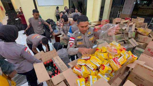Pendistribusian paket sembako dari kapolri di Makon Den B Brimob, Manggarai Barat, Jumat (21/8). Foto: Rayyan Farhansyah/kumparan