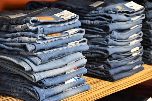 Ilustrasi Kenapa jeans bisa berubah warna?. Foto: Unsplash/Waldemar Brandt