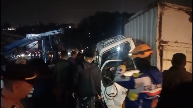 Truk tabrak 2 mobil dan 2 motor di kawasan Puncak Cianjur, Jumat (21/8). Foto: kumparan