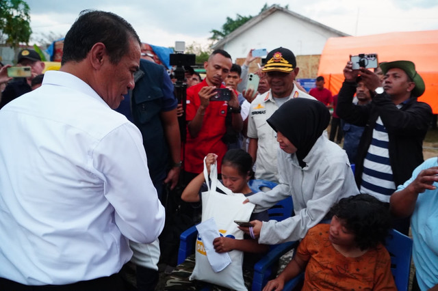 Mentan Amran meninjau penanganan korban terdampak bencana di Nusa Tenggara Timur (NTT), Jumat (21/8/2026). Foto: Dok. Kementan