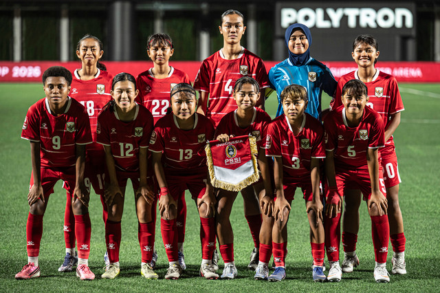 Pemain Timnas Wanita Indonesia U-16 berfoto bersama sebelum bertanding melawan Timnas wanita U16 Yordania pada semifinal Piala Srikandi Merdeka 2026 di Supersoccer Arena, Kudus, Jawa Tengah, Jumat (21/8/2026). Foto: ANTARA FOTO/Aprillio Akbar