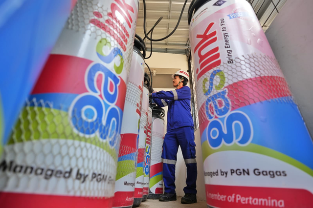 Petugas saat instalasi jaringan gas bumi. Foto: Dok. Pertamina