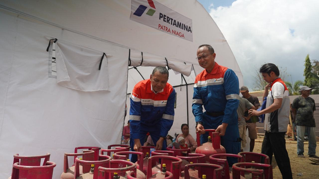 Corporate Secretary Pertamina, Arya Dwi Paramita (kedua dari kiri), secara simbolis memberikan bantuan bagi para pengungsi di posko Pertamina Peduli Lapangan Barangkolong, Reo, Kabupaten Manggarai, Nusa Tenggara Timur (NTT), Kamis (20/8/2026). Foto: Dok. Pertamina