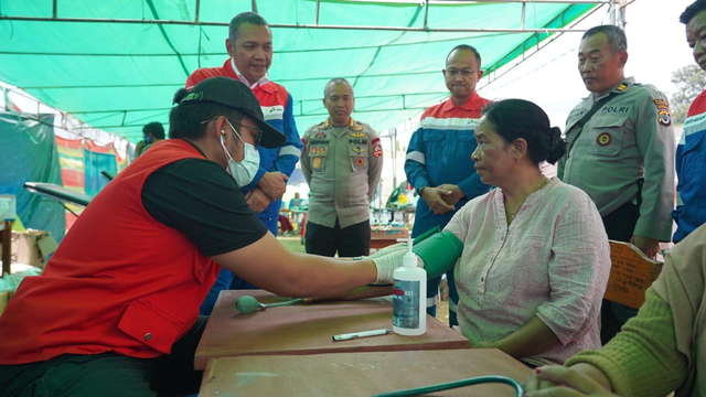 Pertamina membuka layanan kesehatan gratis untuk pengungsi terdampak gempa di di Posko Pertamina Peduli, Lapangan Barangkolong, Reo, Manggarai, Nusa Tenggara Timur. Foto: Dok. Pertamina