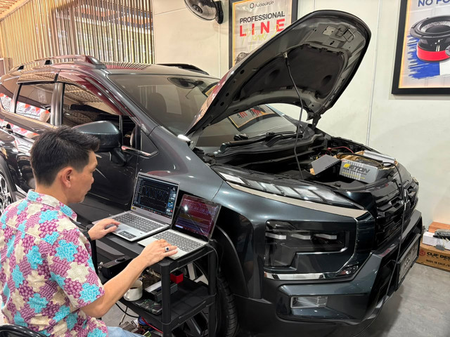 Proses pemasangan sistem audio mobil di Sterindo Autosound, Gandaria, Jakarta Selatan. Foto: Alvian Yoga Yulianto/kumparan
