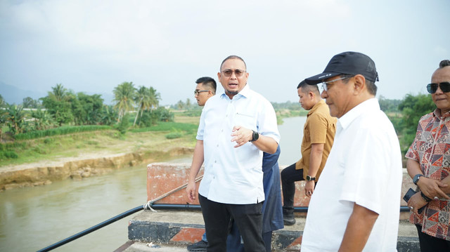 Wakil Ketua Komisi VI DPR RI dari Fraksi Gerindra Andre Rosiade saat meninjau kondisi Jembatan Kayu Gadang Sikabu, Nagari Sikabu, Kecamatan Lubuk Alung, Kabupaten Padang Pariaman, Jumat (21/8/2026). Foto: Dok. Istimewa