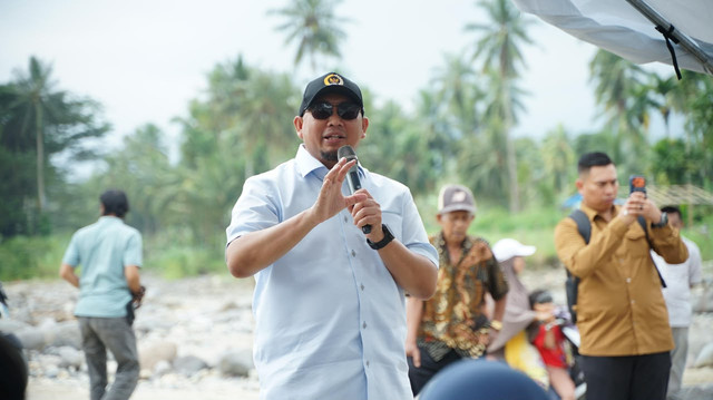 Wakil Ketua Komisi VI DPR Andre Rosiade saat meninjau penyelesaian pembangunan Jembatan Gantung Koto Rawang di Kecamatan IV Jurai, Kabupaten Pesisir Selatan, Sumatera Barat, Kamis (20/8/2026). Foto: Dok. Istimewa