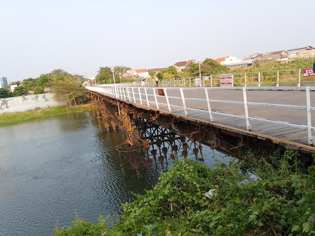 Jembatan Lama Kota Kediri jadi Saksi perjalanan kota yang hingga kini masih berdiri kokoh di atas Sungai Brantas. (Foto. Dukumentasi Pribadi - W.S Nurbaiti)