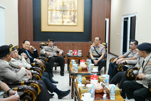 Wakapolri Komjen Dedi Prasetyo berkumpul dengan para mantan Kapolri saat peringatan Hari Juang Polri di Lapangan Bhayangkara Mabes Polri, Jumat (21/8). Foto: Dok. Istimewa