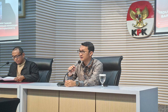 Konferensi Pers OTT Dugaan Tindak Pidana Korupsi Penerimaan Mahasiswa Baru Universitas Jenderal Soedirman Purwokerto, oleh Juru Bicara KPK Budi Prasetyo dan Dirdik KPK, Achmad Taufik Husein di gedung merah putih KPK, Jumat (21/8/2026). Foto: Pradya Tirta/kumparan