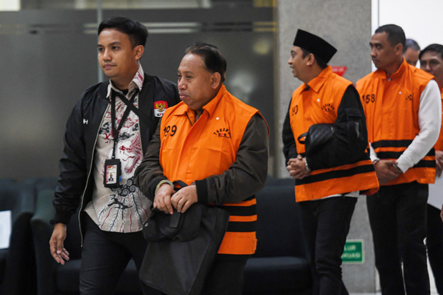 Rektor Universitas Jenderal Soedirman (Unsoed) Akhmad Sodiq (kedua kiri) berjalan menuju mobil tahanan seusai menjalani pemeriksaan di Gedung Merah Putih KPK, Jakarta, Sabtu (22/8/2026). Foto: M Risyal Hidayat/ANTARA FOTO